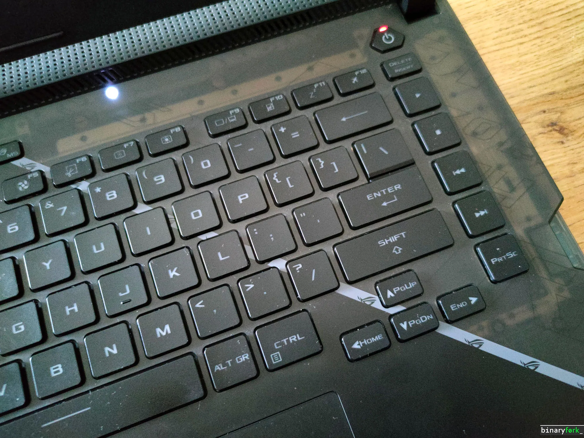 asus rog laptop tasarimi şeffaf kasa