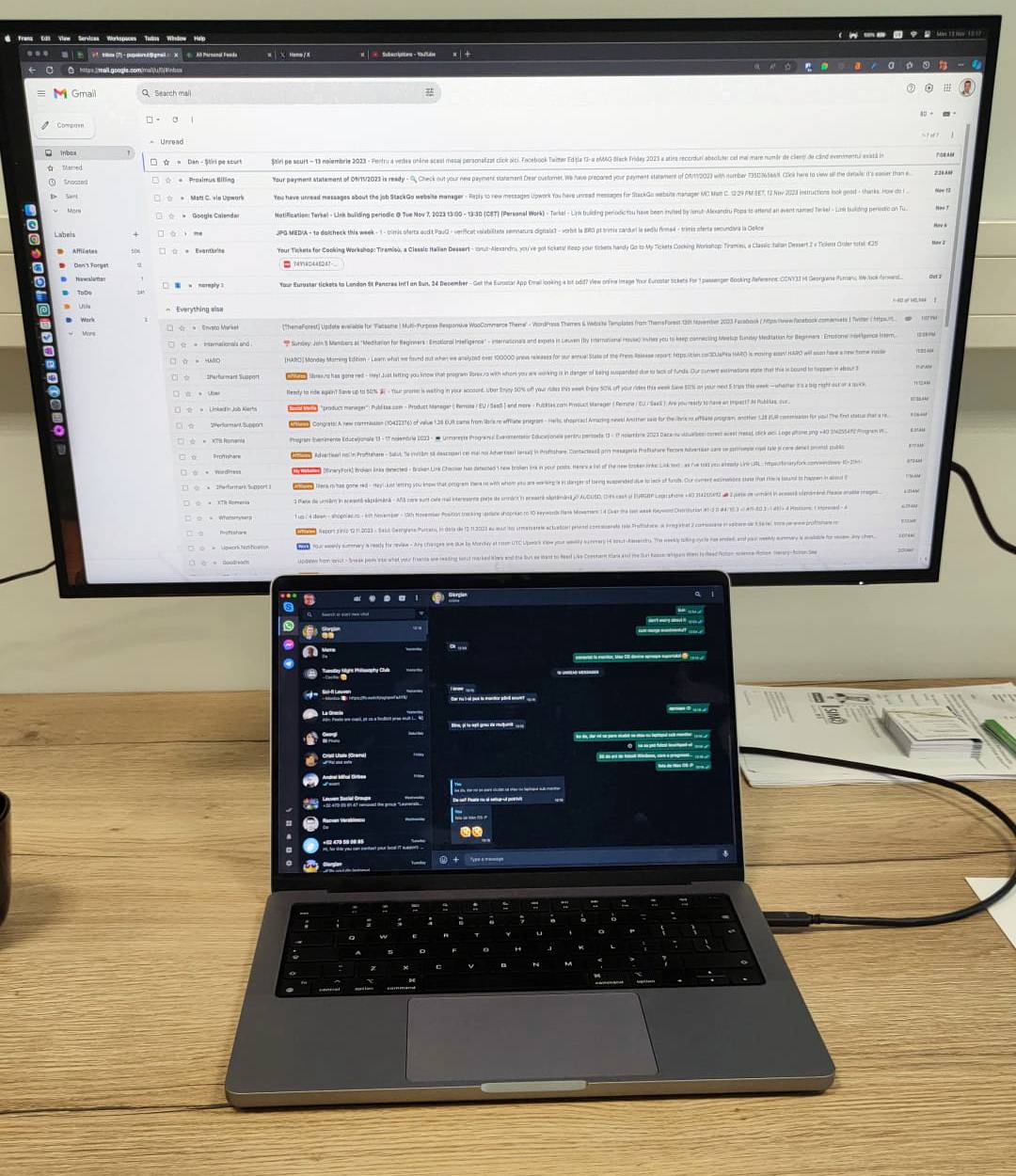 display del laptop posizionato sotto il monitor principale
