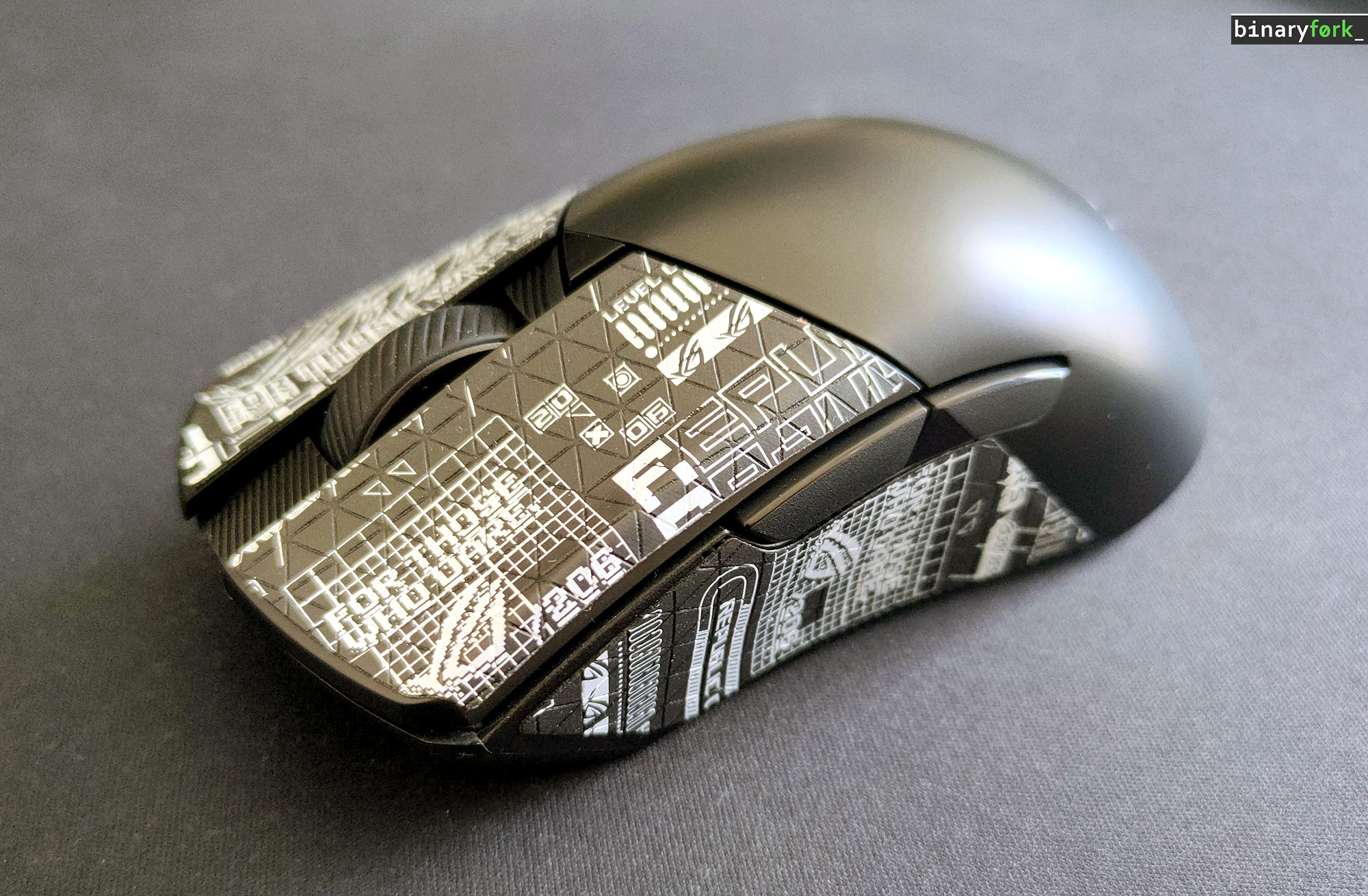 asus rog gladius III aimpoint vordere linke Seitenansicht mit Aufklebern