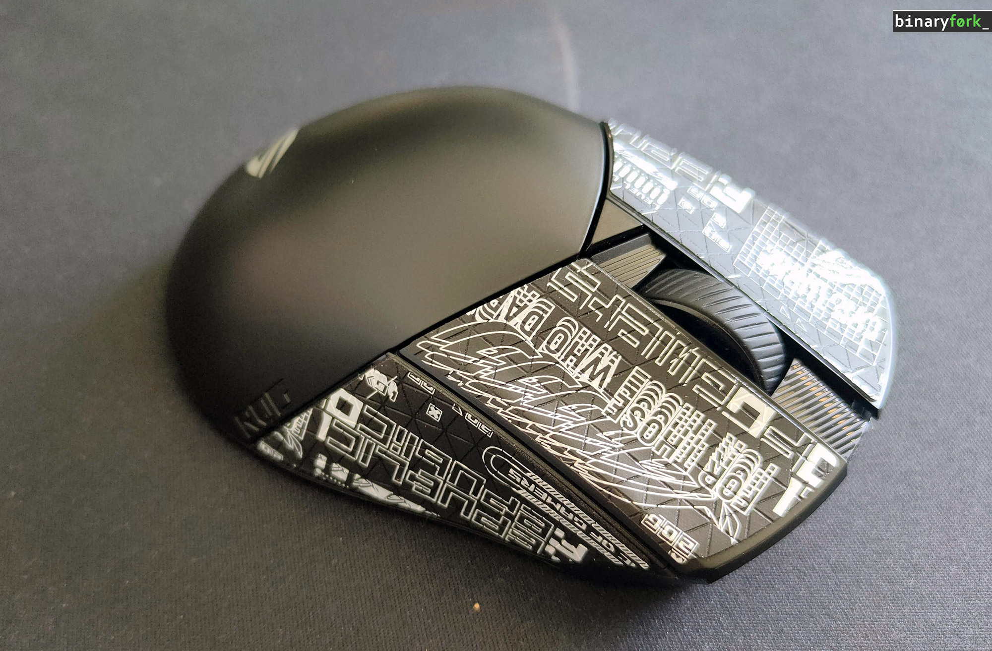 asus rog gladius III aimpoint vordere rechte Seitenansicht mit Aufklebern