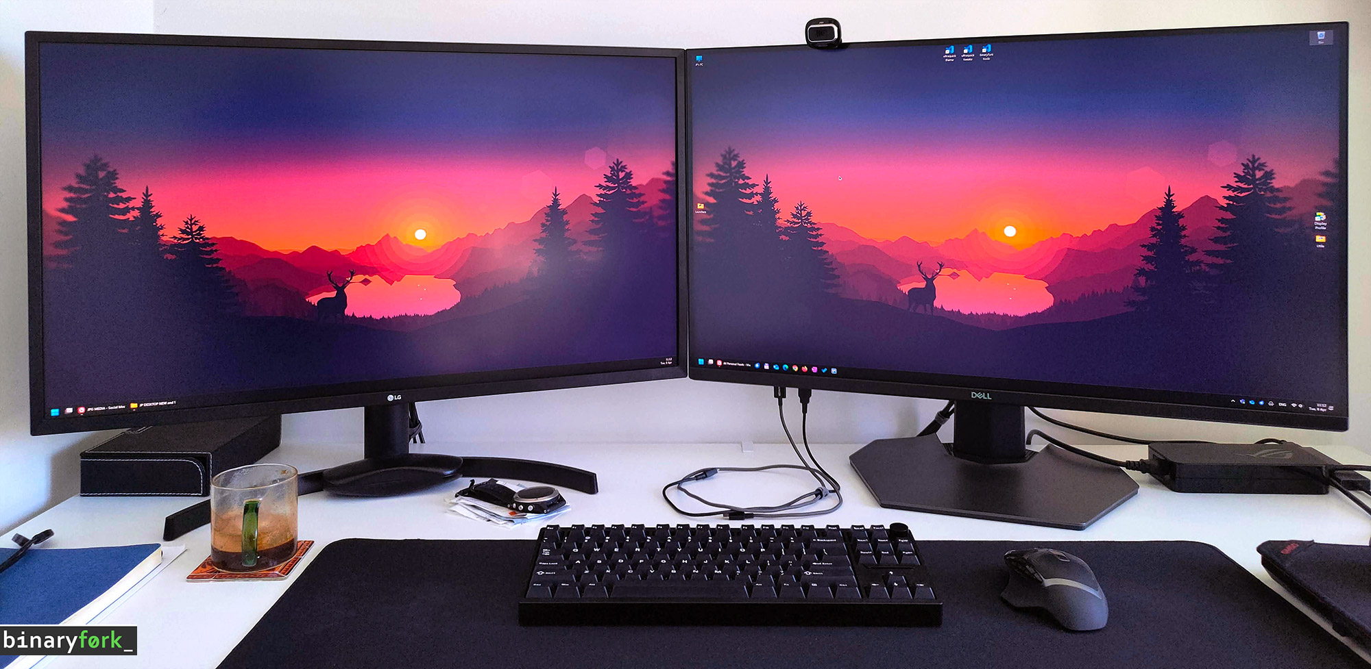 戴尔 G3223Q 旁边的 31.5 英寸 LG 4K 显示器