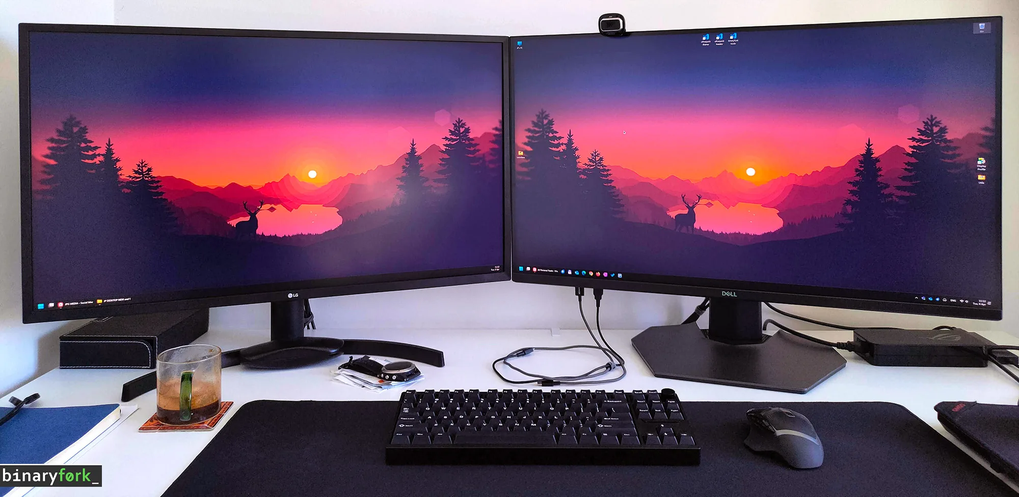 dell g3223q next to 31.5 inch LG 4K display