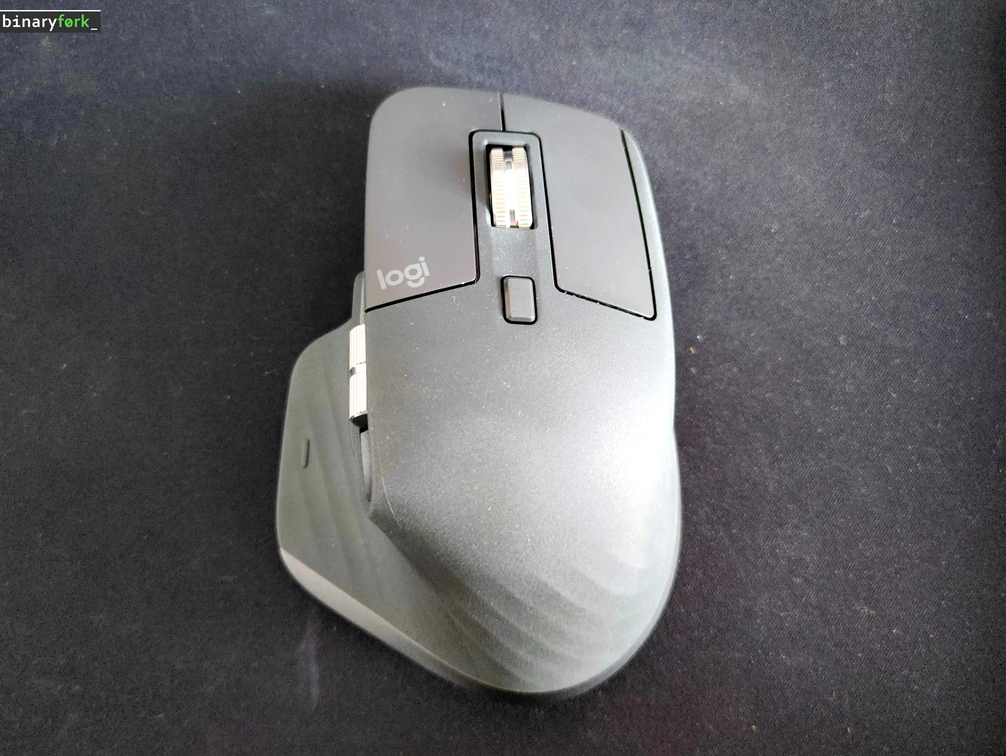 logitech mx master 3s üstten görünüm